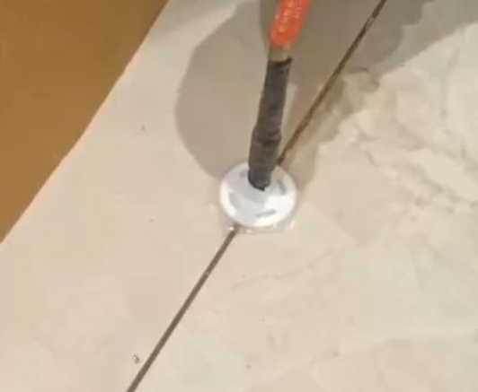 太湖瓷砖空鼓维修公司专业解答瓷砖在铺贴过程中，如果没有涂抹均匀到位的粘结材料（如水泥砂浆或瓷砖胶），可能会导致以下问题